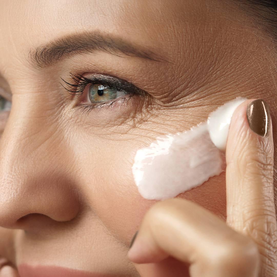 Application de la crème visage à l'huile d'argan