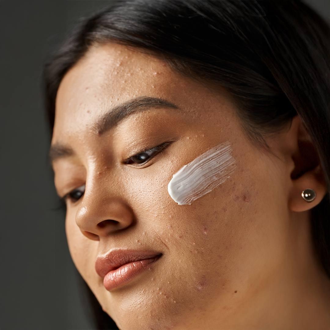 Application de la crème visage au neem Aurodhea