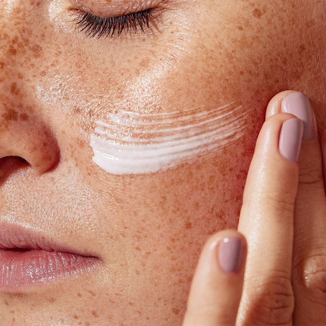 Application de la crème visage acide hyaluronique Aurodhea